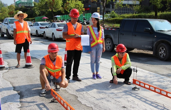2018年8月，G220試驗路段交工驗收，測量彎沉評估路面的整體強度